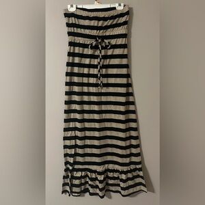 WEAVERS size MEDIUM navy and tan striped, strapless, maxi dress w/ruffle.